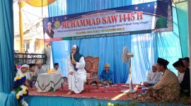 KH. Ahmad Mutho'i sedang memberikan tausyiah dalam peringatan Maulid Nabi Muhammad SAW Tahun 1445 H di Masjid Al-Ikhlas Dusun Way Tabuh, Desa Cilimus. Foto: Ujang Hermawan, kabarindonesia.co