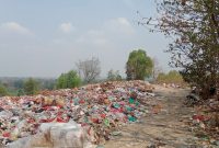 Tumpukan sampah TPA Tanjung Sari hampir menutupi bahu jalan penghubung antar dusun yang menghubungkan Dusun 2 dan Dusun 6 Desa Tanjung Sari, Natar. Foto: Paulus Asiono, kabarindonesia.co