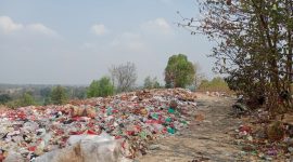 Tumpukan sampah TPA Tanjung Sari hampir menutupi bahu jalan penghubung antar dusun yang menghubungkan Dusun 2 dan Dusun 6 Desa Tanjung Sari, Natar. Foto: Paulus Asiono, kabarindonesia.co