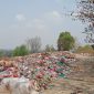 Tumpukan sampah TPA Tanjung Sari hampir menutupi bahu jalan penghubung antar dusun yang menghubungkan Dusun 2 dan Dusun 6 Desa Tanjung Sari, Natar. Foto: Paulus Asiono, kabarindonesia.co