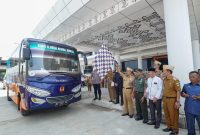 Bupati Kabupaten Pesisir Barat Agus Istiqlal lepas Kafilah MTQ. Foto: Joni Irawan, kabarindonesia.co