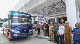 Bupati Kabupaten Pesisir Barat Agus Istiqlal lepas Kafilah MTQ. Foto: Joni Irawan, kabarindonesia.co