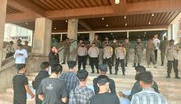 Kawali Sumsel lakukan aksi damai tuntut janji Jokowi soal karhutla di depan Gedung DPRD Sumsel.