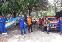 Petugas Polsek Pesisir Selatan, Polres Pesisir Barat, dan Basarnas Pesisir Barat bahu membahu melakukan evakuasi terhadap korban kecelakaan laut di Pantai Rata Putus Kecamatan Pesisir Selatan. Foto: Joni Irawan, kabarindonesia.co