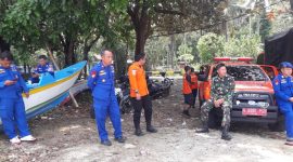 Petugas Polsek Pesisir Selatan, Polres Pesisir Barat, dan Basarnas Pesisir Barat bahu membahu melakukan evakuasi terhadap korban kecelakaan laut di Pantai Rata Putus Kecamatan Pesisir Selatan. Foto: Joni Irawan, kabarindonesia.co