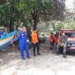 Petugas Polsek Pesisir Selatan, Polres Pesisir Barat, dan Basarnas Pesisir Barat bahu membahu melakukan evakuasi terhadap korban kecelakaan laut di Pantai Rata Putus Kecamatan Pesisir Selatan. Foto: Joni Irawan, kabarindonesia.co