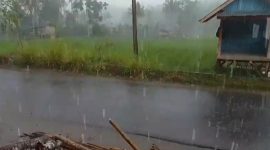 Hujan mengguyur wilayah Kecamatan Sukau 25 menit setelah warga selesai melakukan Shalat Istisqa'. Tangkapan Layar: Haeruel Abadi, kabarindonesia.co