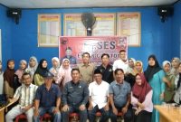 Erwin Gustom, Anggota DPRD Kabupaten Pesisir Barat dari PDI Perjuangan berfoto bersama warga Pekon Way Redak. Foto: Joni Irawan, kabarindonesia.co