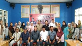 Erwin Gustom, Anggota DPRD Kabupaten Pesisir Barat dari PDI Perjuangan berfoto bersama warga Pekon Way Redak. Foto: Joni Irawan, kabarindonesia.co