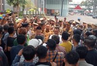 Massa Aktivis Sumsel Bersatu (ASB) gelar aksi massa tuntut Pj. Gubernur Sumsel Copot Kasatpol PP Sumsel. Foto: RPS, kabarindonesia.co