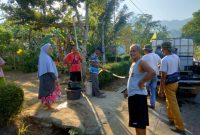Warga Dusun A, Desa Hanura, Kecamatan Teluk Pandan, Kabupaten Pesawaran, Lampung menerima bantuan air bersih dari Pemerintah Desa (Pemdes) Hanura. Foto: Ujang Hermawan, kabarindonesia.co