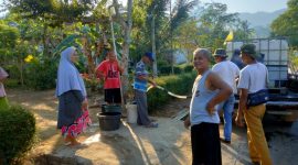 Warga Dusun A, Desa Hanura, Kecamatan Teluk Pandan, Kabupaten Pesawaran, Lampung menerima bantuan air bersih dari Pemerintah Desa (Pemdes) Hanura. Foto: Ujang Hermawan, kabarindonesia.co
