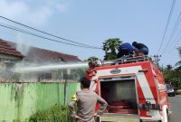Polsek Pesisir Tengah, Kabupaten Pesisir Barat melakukan reaksi cepat membantu pemadaman kebakaran Gedung Pramuka di Pesisir Barat. Foto: Joni Irawan, kabarindonesia.co