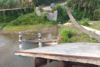 Jembatan Way Warkuk, Pekon Suka Mulya, Kecamatan Sukau, Lampung Barat yang putus diterjang banjir pada November 2022 lalu. Foto: Haeruel Abadi, kabarindonesia.co