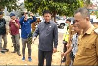 Sekretaris Komisi II DPRD Kabupaten Pesisir Barat melakukan sidak terhadap Proyek Pembangunan Pagar TK Negeri 1 Krui. Tangkapa Layar: Joni Irawan, kabarindonesia.co