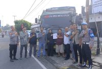 Polres Pesisir Barat lakukan pengamanan terhadap pendistribusian kota suara di gudang logistik KPU. Foto: Joni Irawan, Kabarindonesia.co