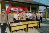 Polres Pesisir Barat dipimpin langsung oleh Kapolres AKBP Alsyahendra melakukan konferensi pers terkait pengeroyokan di Pekon Tulung Bamban, Kecamatan Pesisir Selatan yang mengakibatkan korban meninggal dunia. Foto: Humas Polres Pesisir Barat
