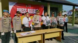 Polres Pesisir Barat dipimpin langsung oleh Kapolres AKBP Alsyahendra melakukan konferensi pers terkait pengeroyokan di Pekon Tulung Bamban, Kecamatan Pesisir Selatan yang mengakibatkan korban meninggal dunia. Foto: Humas Polres Pesisir Barat