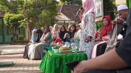 Kepala Sekolah SMA Negeri 9, Linda Krisnawati memberikan sambutan dalam Peringatan Maulid Nabi Muhammad SAW Tahun 1445 H.   Foto: Ferry HT, Kabar Indonesia