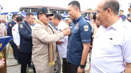 Kapolres Pesisir Barat terima penyematan Penghargaaan Satya Lencana Karya Mahatva Yodha Madya Karang Taruna yang disematkan oleh Gubernur Lampung, Arinal Junaedi