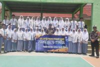 Siswa Siswi SMA Negeri Pesisir Selatan dan Satlantas Polres Pesisir Barat berfoto bersama dalam Program Police Goes to School.
Foto: Humas Polres Pesisir Barat