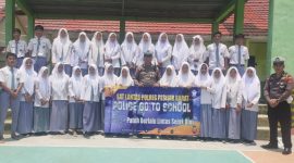 Siswa Siswi SMA Negeri Pesisir Selatan dan Satlantas Polres Pesisir Barat berfoto bersama dalam Program Police Goes to School.
Foto: Humas Polres Pesisir Barat