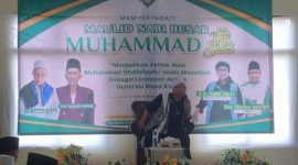 K.H. Amin Fauzi dari Tangerang, Banten sedang memberikan ceramah dalam Peringatan Maulid Nabi Muhammad SAW di Masjid Nurul Istijhad, Desa Cilimus, Kecamatan Teluk Pandan, Kabupaten Pesawaran, Lampung. Foto: Ibnu Khotomi, kabarindonesia.co