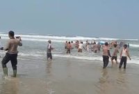 Personel Polres Pesibar berhasil menyelamatkan 6 nelayan Bengkunat yang alami laka laut. Foto: Joni Irawan, kabarindonesia.co