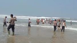 Personel Polres Pesibar berhasil menyelamatkan 6 nelayan Bengkunat yang alami laka laut. Foto: Joni Irawan, kabarindonesia.co 