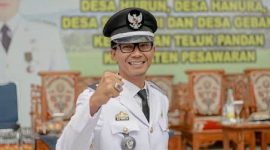 Kepala Desa Hanura, Rio Remota. Foto: Dokumentasi Desa Hanura