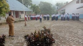 Kadis Pendidikan Kabupaten Lampung Barat, Bulki Basri menyerahkan secara simbolis seragam sekolah gratis untuk murid SD, MI, SMP, dan MTs di 3 kecamatan di Kabupaten Lampung Barat. Foto: Haeruel Abadi, kabarindonesia.co