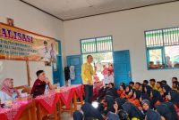 Ketua LPA Lampung Tengah melakukan sosialisasi tentang perlindungan anak di SMP Negeri 4 Way Pengubuan. Foto: Hidayati, kabarindonesia.co