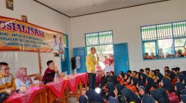 Ketua LPA Lampung Tengah melakukan sosialisasi tentang perlindungan anak di SMP Negeri 4 Way Pengubuan. Foto: Hidayati, kabarindonesia.co