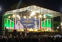 Ribuan warga Desa Hanura khusyuk mengikuti acara Hanura Bersholawat Jilid III. Foto: Ujang Hermawan, kabarindonesia.co