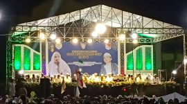 Ribuan warga Desa Hanura khusyuk mengikuti acara Hanura Bersholawat Jilid III. Foto: Ujang Hermawan, kabarindonesia.co