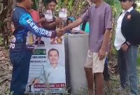 Maryo anggota Tim Pemenangan Caleg Dapil 4 Pesawaran dari Partai Gerindra, Achmad Rico Julian menyerahkan bantuan gorong-gorong pada warga Dusun Marodadi 4, Desa Dantar, Kecamatan Padang Cermin, Kabupaten Pesawaran. Tangkapan Layar: Anjar Sulistyo, kabarindonesia.co