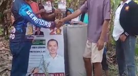 Maryo anggota Tim Pemenangan Caleg Dapil 4 Pesawaran dari Partai Gerindra, Achmad Rico Julian menyerahkan bantuan gorong-gorong pada warga Dusun Marodadi 4, Desa Dantar, Kecamatan Padang Cermin, Kabupaten Pesawaran. Tangkapan Layar: Anjar Sulistyo, kabarindonesia.co