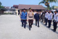 Kapolres Pesisir Barat AKBP Alsyahendra memeriksa peserta Apel Gelar Pasukan Operasi Mantap Brata 2023-2024. Foto: Joni Irawan, kabarindonesia.co