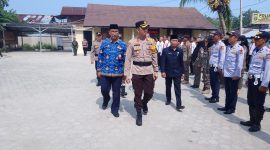 Kapolres Pesisir Barat AKBP Alsyahendra memeriksa peserta Apel Gelar Pasukan Operasi Mantap Brata 2023-2024. Foto: Joni Irawan, kabarindonesia.co