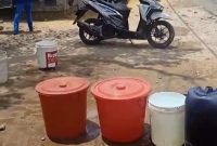 Warga RT 02 RW 02 Dusun D, Desa Hanura, Pesawaran menerima bantuan air bersih dari Pemerintah Desa Hanura. Foto: Anjar Sulistyo, kabarindonesia.co