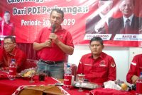 Ketua DPC PDI Perjuangan Kabupaten Pringsewu, Palgunadi memimpin rapat internal. Foto: Dokumentasi PDI Perjuangan