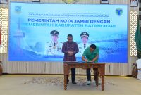 Bupati Batanghari Mhd. Fadhil Arief dan Walikota Jambi Syarif Fasha menandatangani Kesepakatan Bersama. Foto: Baidillah, Kabar Indonesia.co