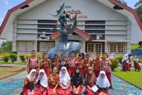 SDN 87 Kuning Ambon melakukan kunjungan ke Museum Siwalima Foto: Aksara Ranusemesta