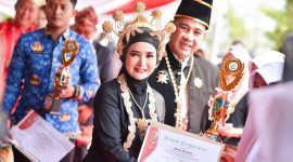 Bupati Pesawaran Dendi Romadhona dan istri kenakan pakaian adat DI Yogyakarta saat peringatan HSP ke-95. Foto: Dinas Kominfo Pesawaran, kabarindonesia