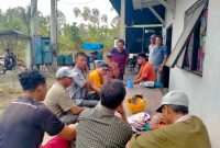 Warga Pekon Suka Banjar, Pulau Tabuan, Kecamatan Cukuh Balak, Kabupaten Tanggamus geruduk Kantor Pelayanan PLTD PLN di Pekon Sawang Balak pada Rabu (1/11/2023). Foto : Nafian Faiz kabarindonesia.co