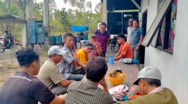 Warga Pekon Suka Banjar, Pulau Tabuan, Kecamatan Cukuh Balak, Kabupaten Tanggamus geruduk Kantor Pelayanan PLTD PLN di Pekon Sawang Balak pada Rabu (1/11/2023). Foto : Nafian Faiz kabarindonesia.co