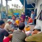 Warga Pekon Suka Banjar, Pulau Tabuan, Kecamatan Cukuh Balak, Kabupaten Tanggamus geruduk Kantor Pelayanan PLTD PLN di Pekon Sawang Balak pada Rabu (1/11/2023). Foto : Nafian Faiz kabarindonesia.co