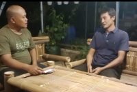 Kepala Biro Kabar Indonesia Pringsewu, Muhlasin melakukan wawancara khusus tentang prospek anggur di lahan tropis dengan Ketua DPD ASPAI Pringsewu, Agung Hariatmoko. Foto: Kabar Indonesia