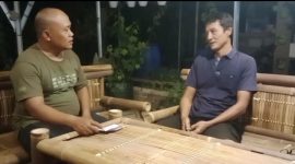 Kepala Biro Kabar Indonesia Pringsewu, Muhlasin melakukan wawancara khusus tentang prospek anggur di lahan tropis dengan Ketua DPD ASPAI Pringsewu, Agung Hariatmoko. Foto: Kabar Indonesia