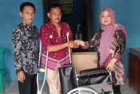 Ketua dan Sekretaris DPC Pdi Perjuangan Pesibar menyerahkan bantuan Kursi Roda kepada Tukiman